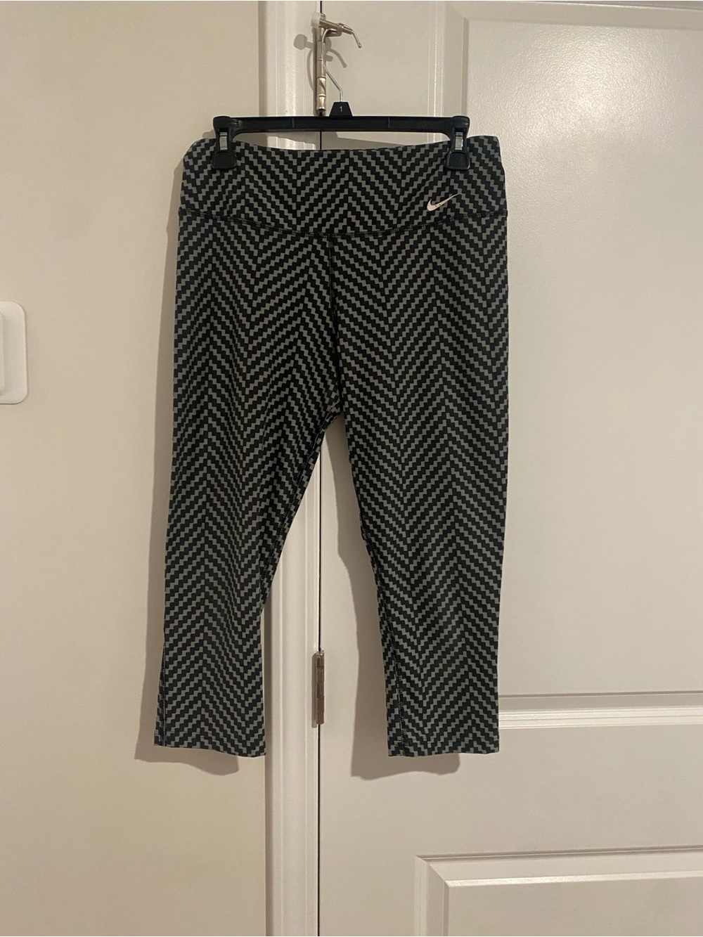 Nike Black & Gray Chevron-Patterned Leggings